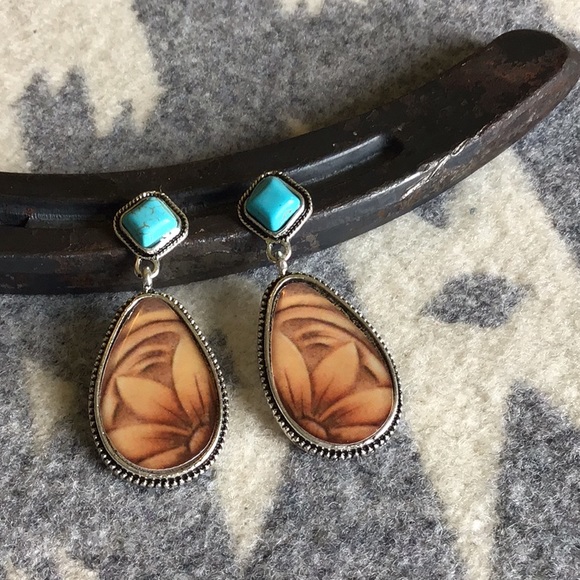 Turquoise western dangle earrings. - Picture 2 of 2
